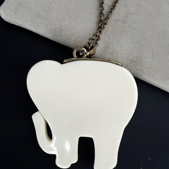 Elephant Pendant Necklace AVON - Picture 3 of 9